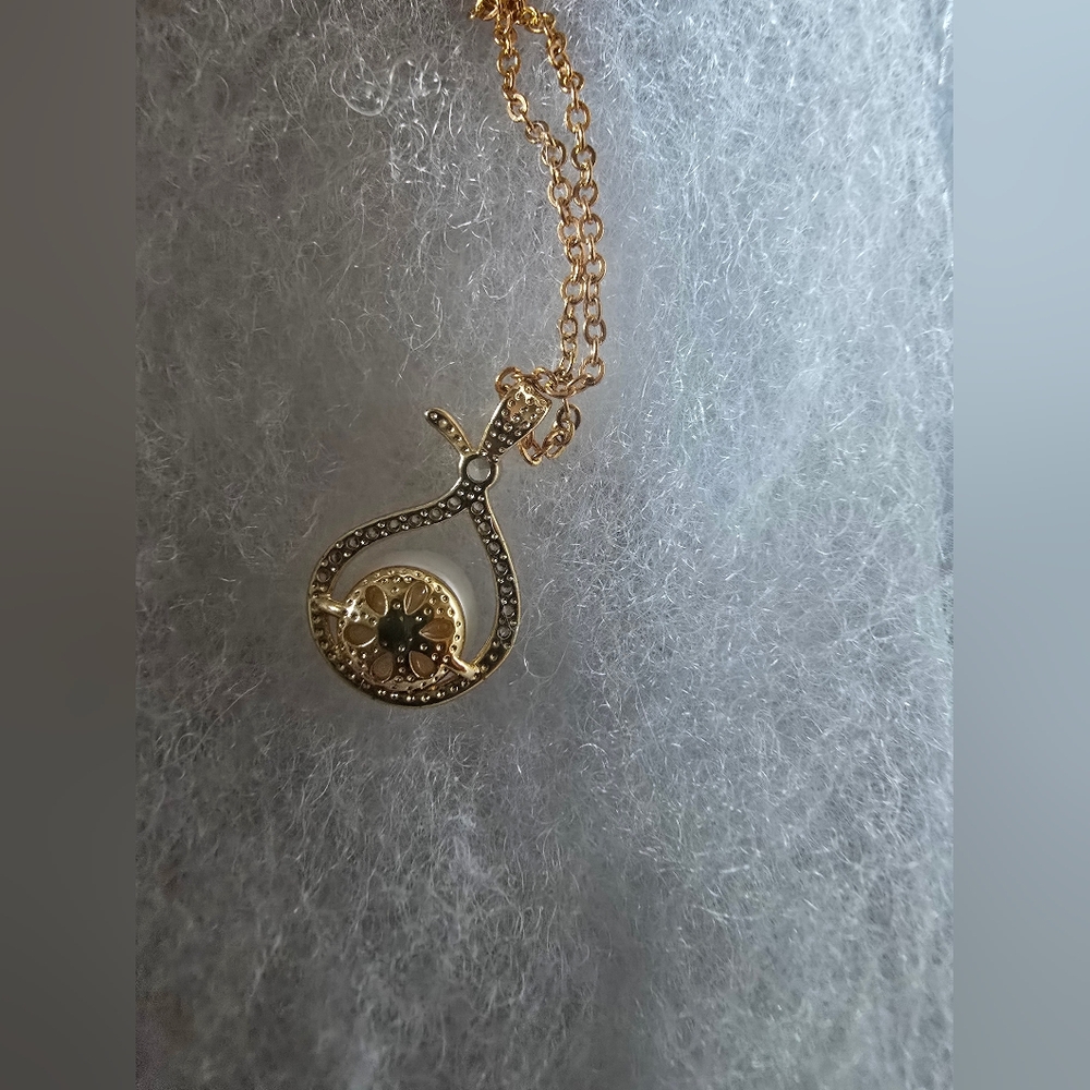 Elegant Gold and White Pearl Pendant Necklace - Picture 2 of 4